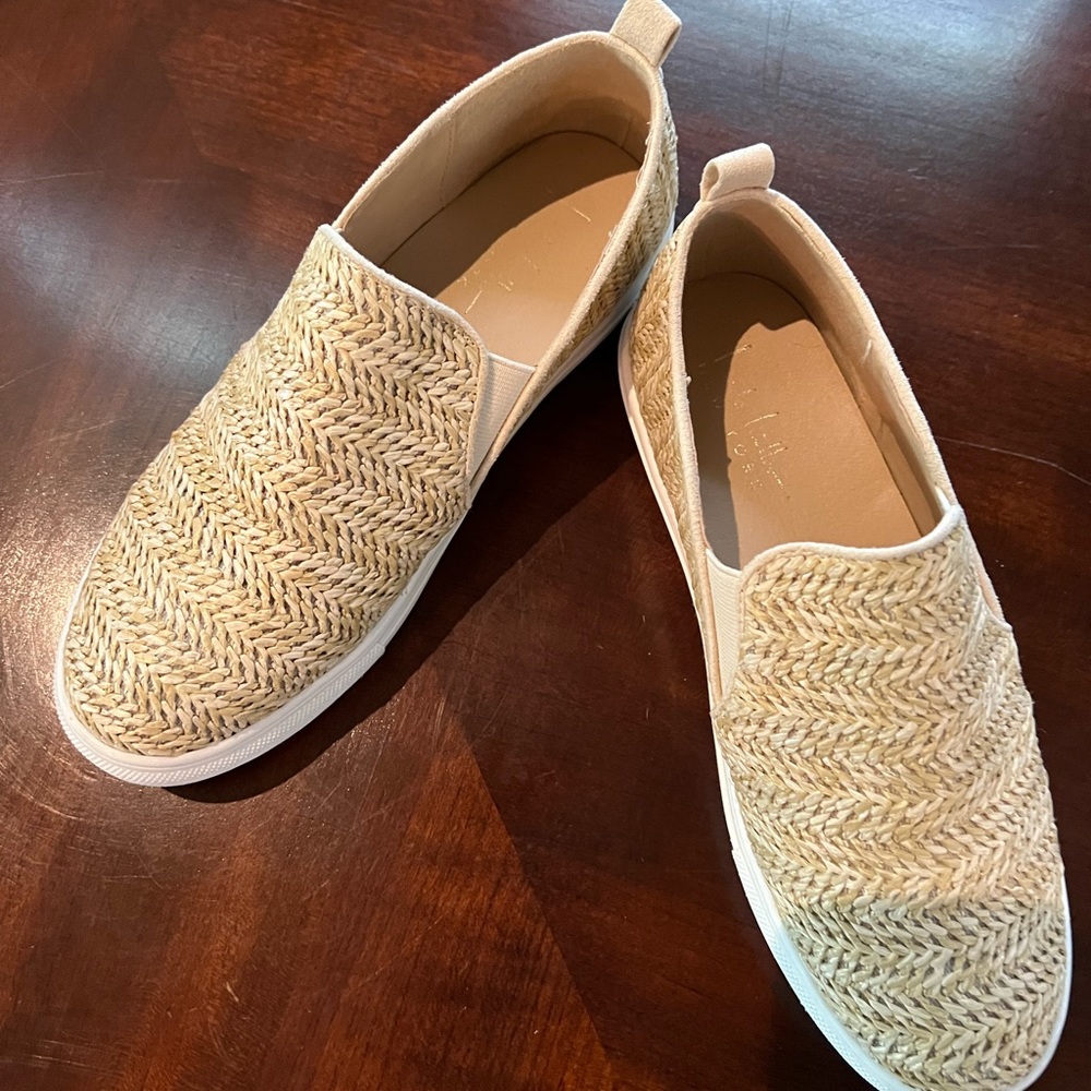 Nicole Miller New York “Tonnille” beige/raffia shoes. Size 7. Very good cond.